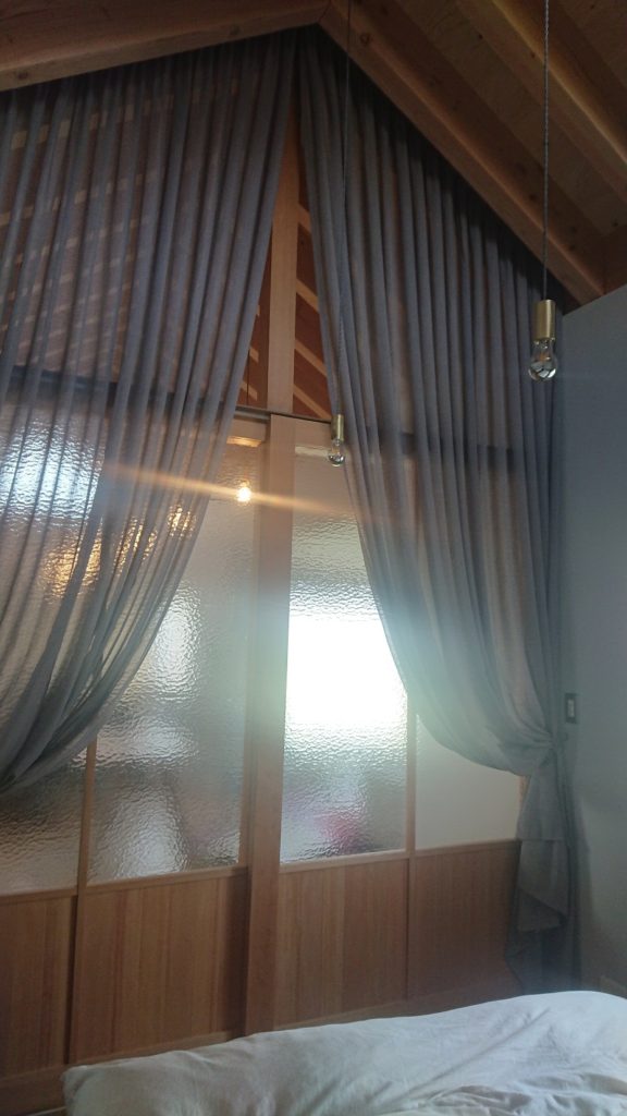傾斜カーテンの施工 ｜ GRANDDECOR(グランデコール)